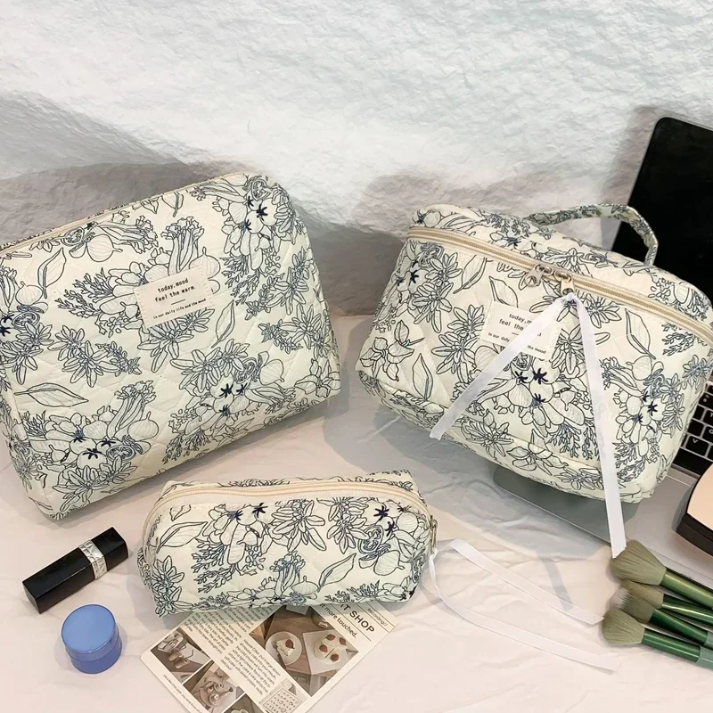 

Storage Organizer Floral Puffy Quilted Makeup Bag Flower Printed Cosmetic Pouch Large Travel Cosmetic Bag Makeup Accessory