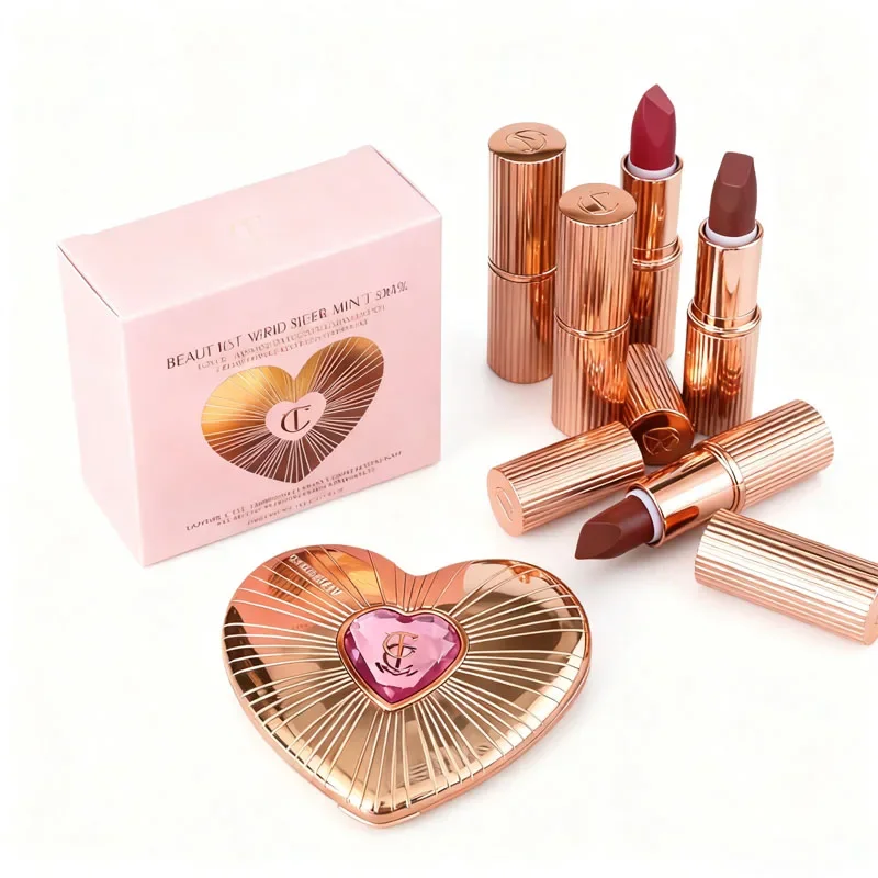 ハート型のデュアルカラーパウダーブラッシャー、ピーチピンク、小さなゴールドチューブのリップスティック、ピロートークスターと同じブランドのメイクアップ、シャーロット・ティルベリー