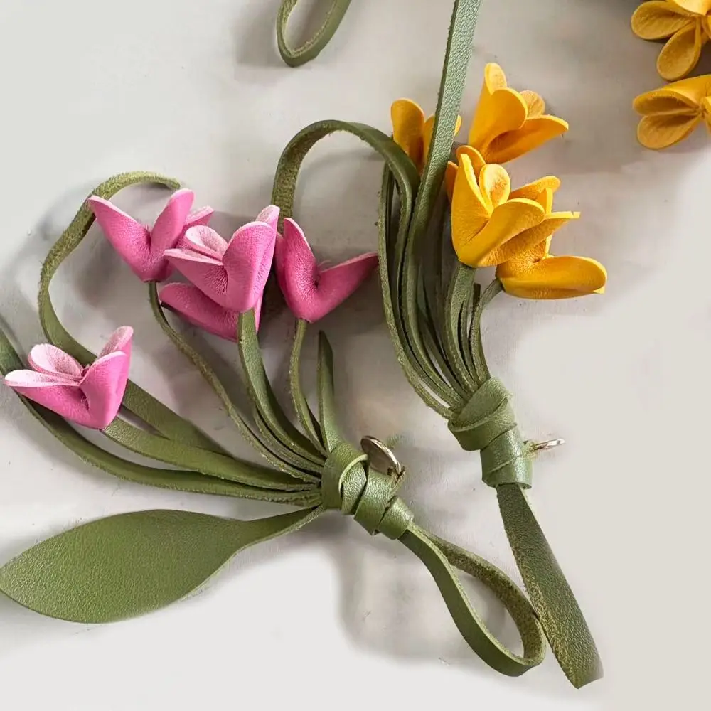 Schöner Blumen-Anhänger aus PU-Leder, handgefertigter Leder-Schlüsselanhänger, modischer Cartoon-Taschenanhänger für Herren – Detail 12