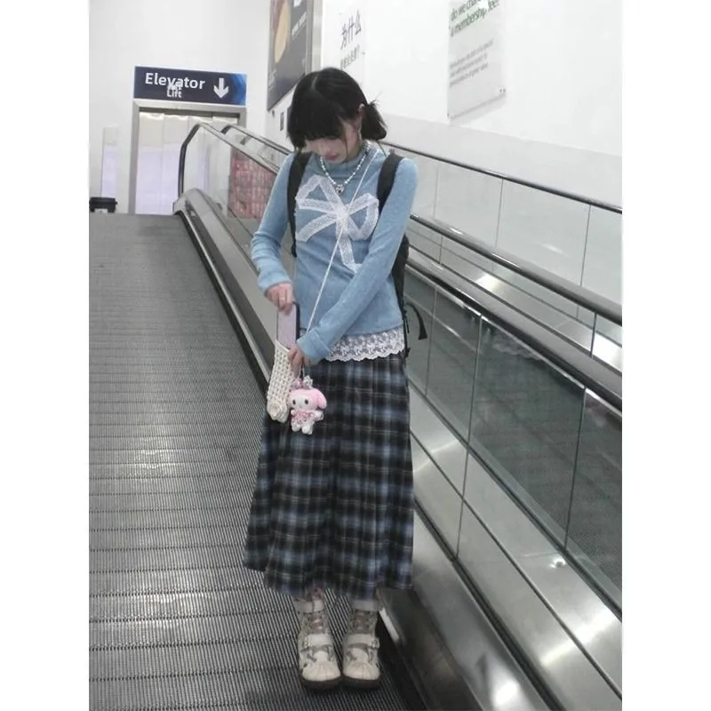 

Стильный женский комплект: синий кружевной топ с узлом и клетчатая юбка, модный ансамбль для весны и осени