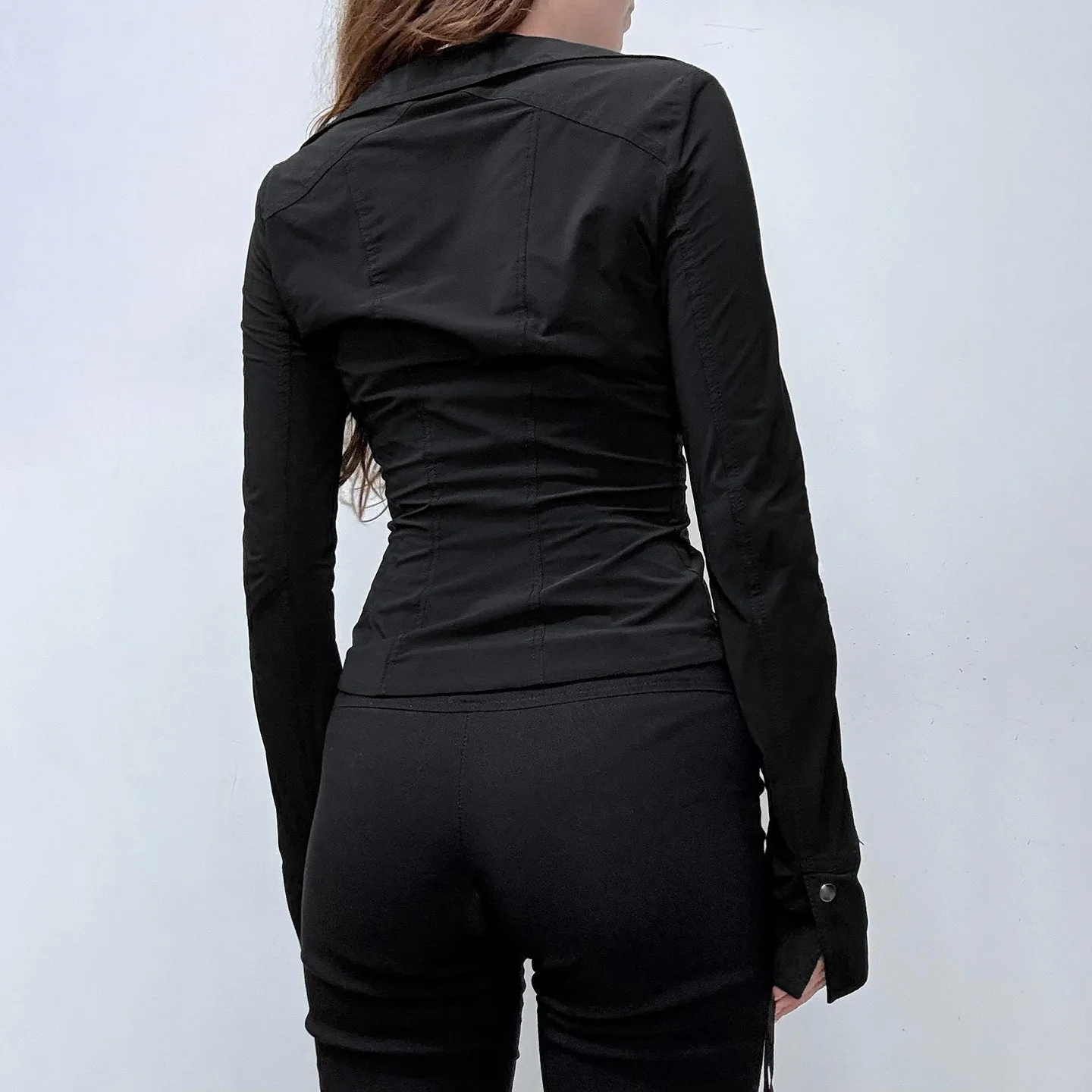 سترة نسائية موديل 2025 ببرشام Y2K باللون الأسود مع جيوب معاطف بأكمام طويلة وتصميم مقصوص ملابس عصرية 90s