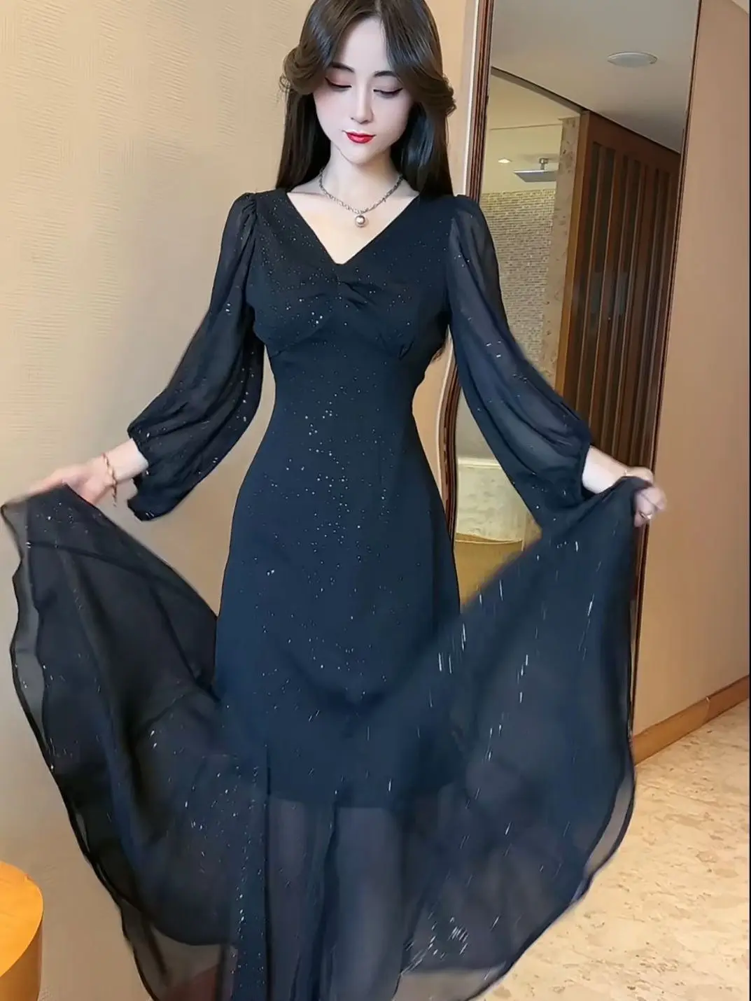 French High-end V-neck Long Sleeved Women's Autumn Collection Featuring Socialite Mature Temperament Includes Buttocks Dresses