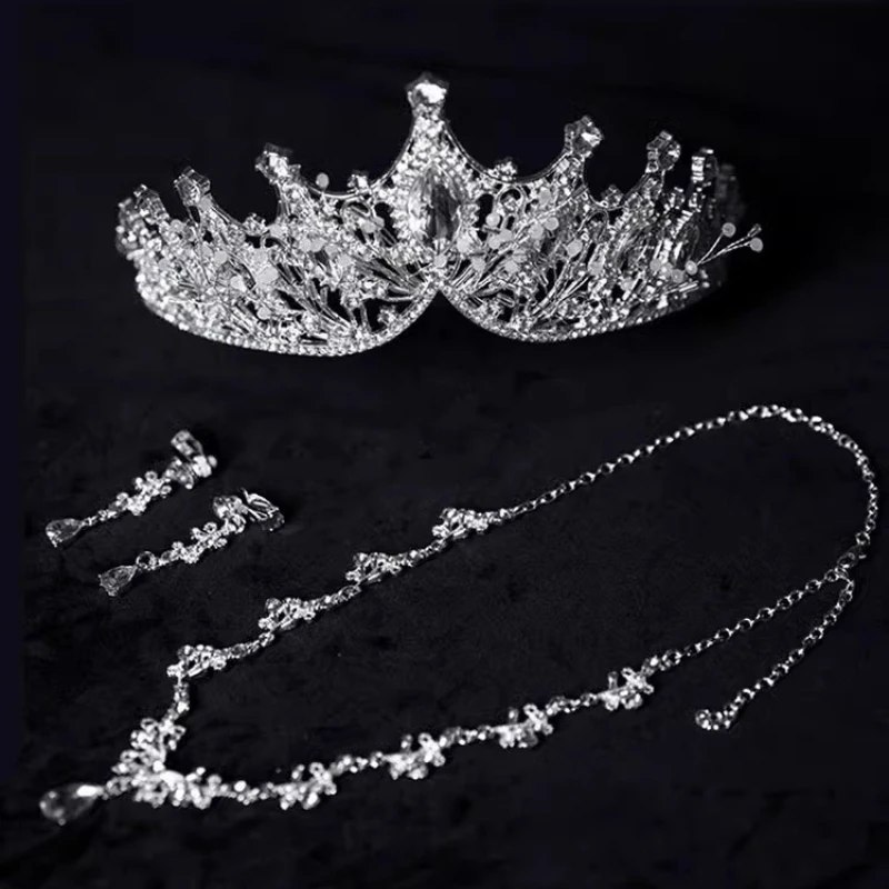 Veil bride's main wedding dress with a crown