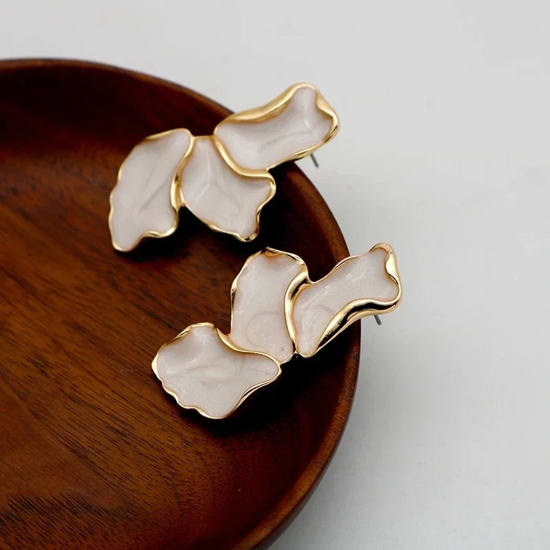 Nova Luz De Luxo Moda Irregular Metal Creme Maple Leaf Petal Brincos Para Temperamento Doce Senhoras Jóias Presentes