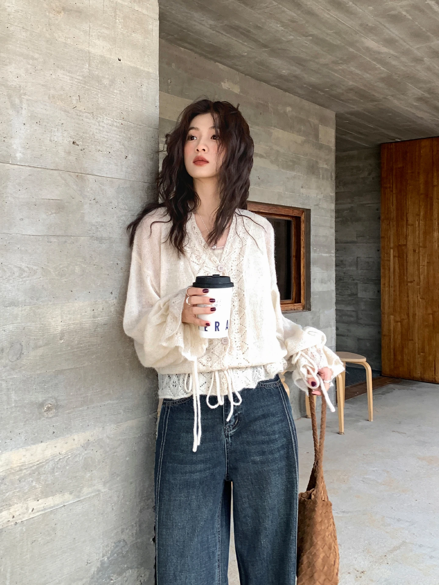 

Мягкий свободный вязаный свитер светло-коричневого цвета с V-образным вырезом и ажурными элементами, с длинными рукавами, для повседневной носки, удобная женская трикотажная одежда