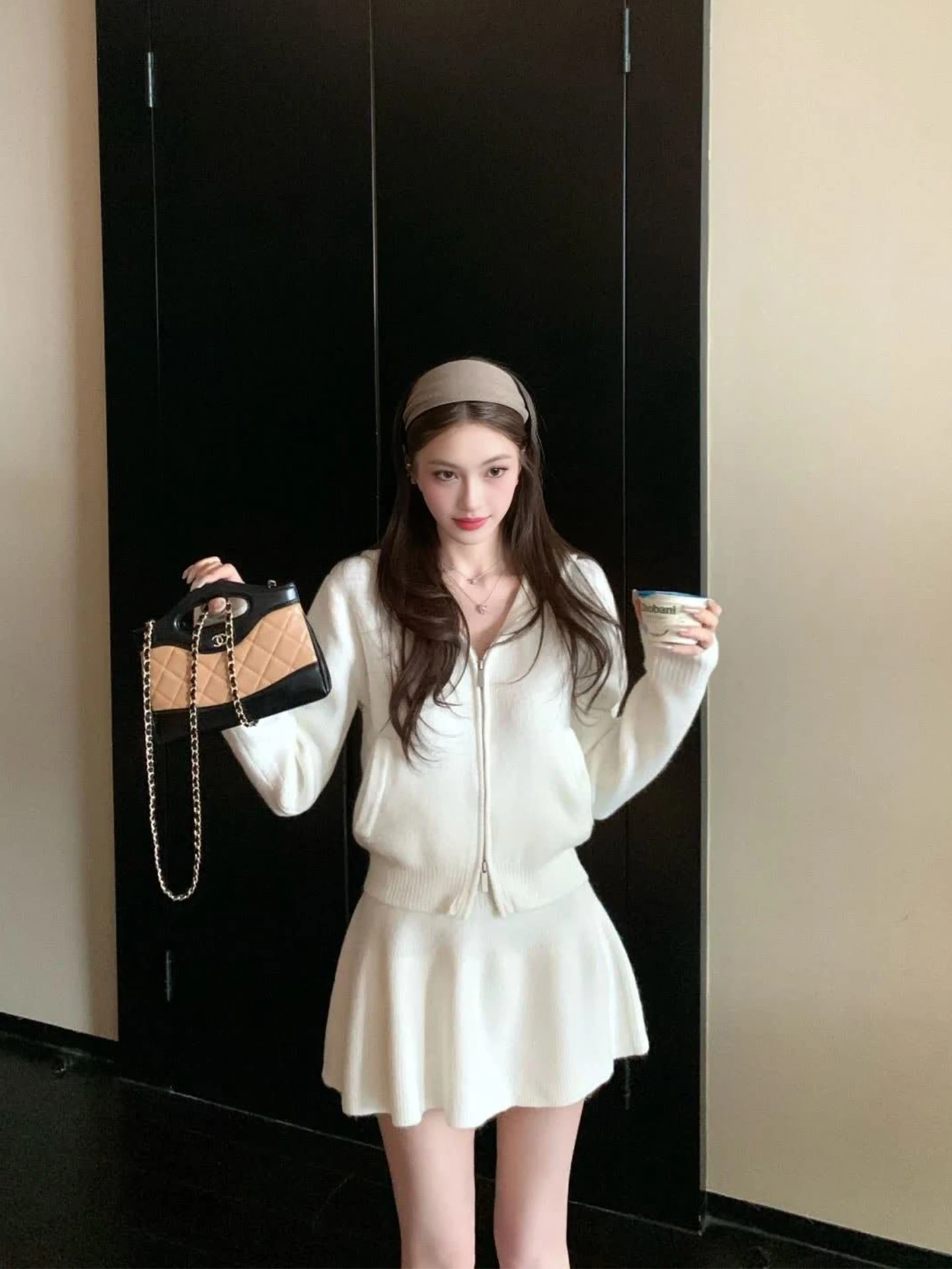 

Зимний комплект 2026: Новинка! Корейский стиль, университетский дизайн, мягкий и уютный вязаный кардиган на молнии с капюшоном и длинными рукавами, а также юбка-полусолнце.