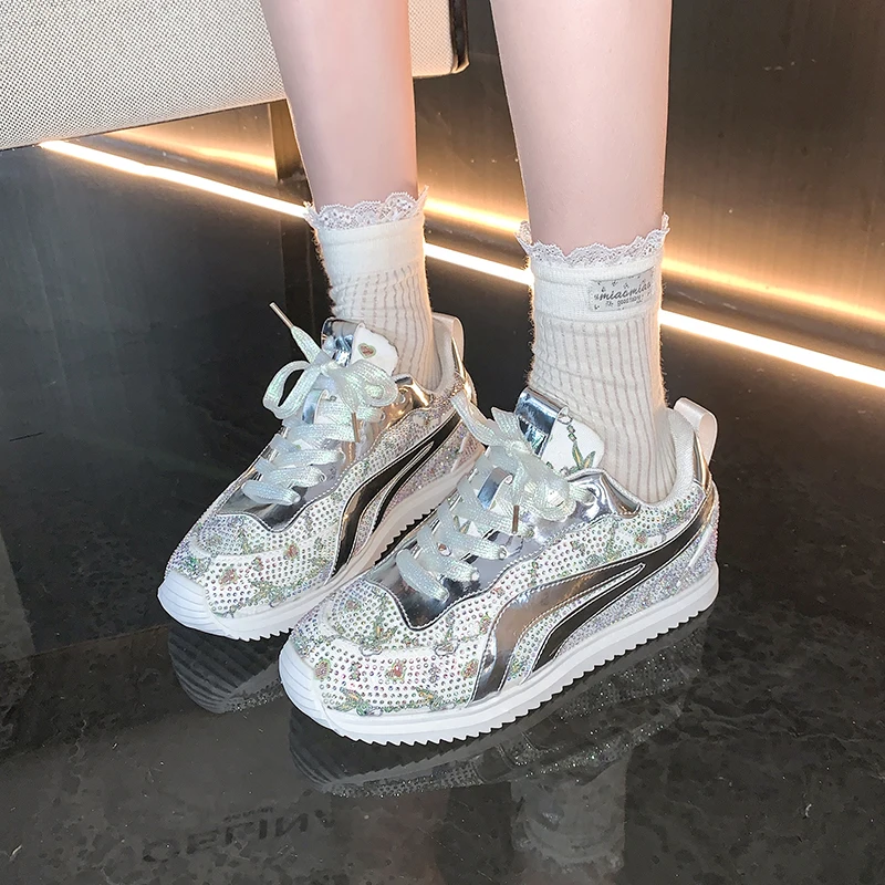 

Новинка 2023 года, летние роскошные кроссовки со стразами, женские туфли на шнуровке с низким берцем на массивной подошве, дышащая повседневная спортивная обувь