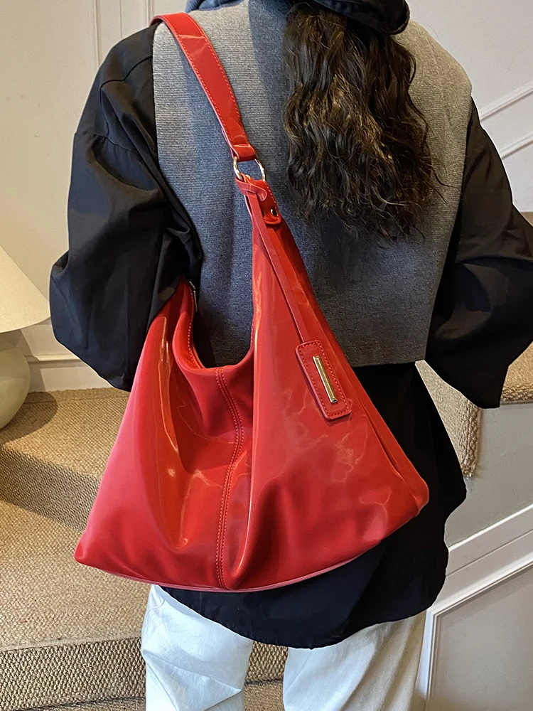

Red Retro Large Capacity Shoulder Bag, Women's Daily Commuting Bag, Fashionable and Casual, New, 2025