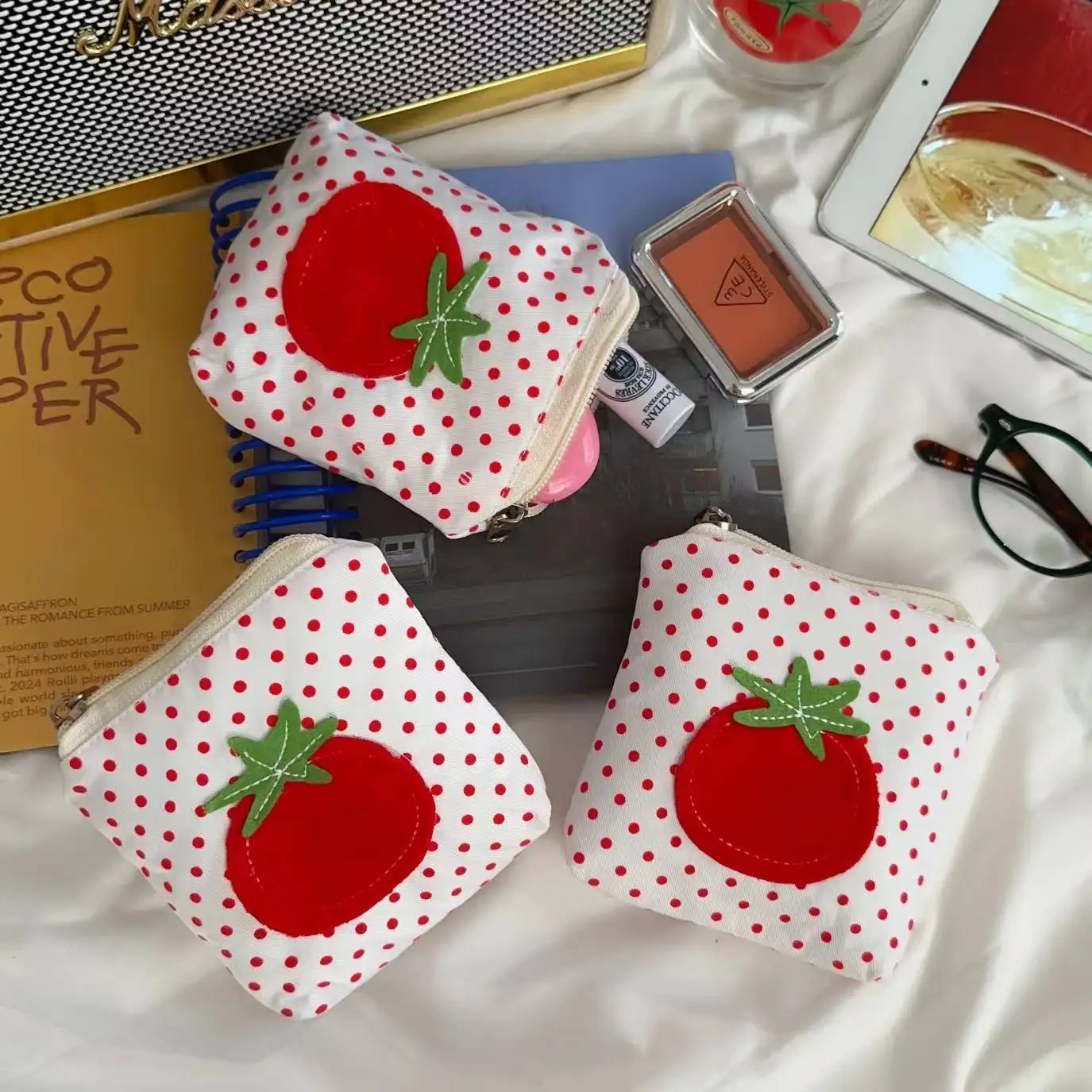 새로운 레드 토마토 폴카 도트 동전 지갑 여성 미니 지갑 휴대용 립스틱 가방 만화 다기능 이어폰 작은 돈 가방