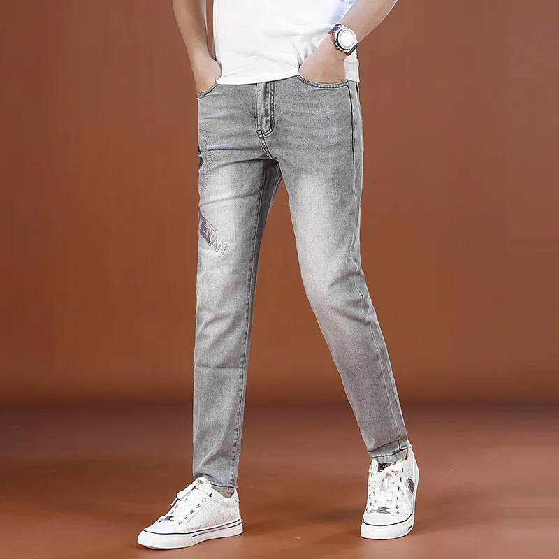 2025 ใหม่ High end แบรนด์อินเทรนด์น้ําเพชรพิมพ์กางเกงยีนส์ผู้ชาย Elastic Slimming ขนาดเล็กฤดูร้อนบางกางเกงหรูหรา