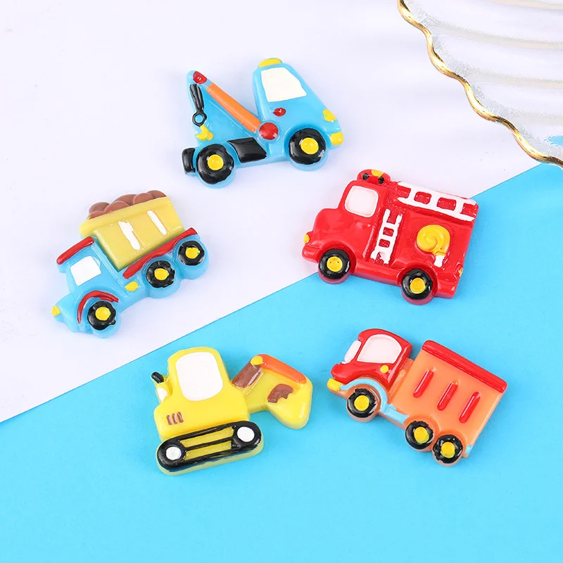 10 stks/partij schattige hars auto ornament ambachten cartoon brandweerwagen flatback handwerk crème lijm telefoonhoes hars diy accessoires