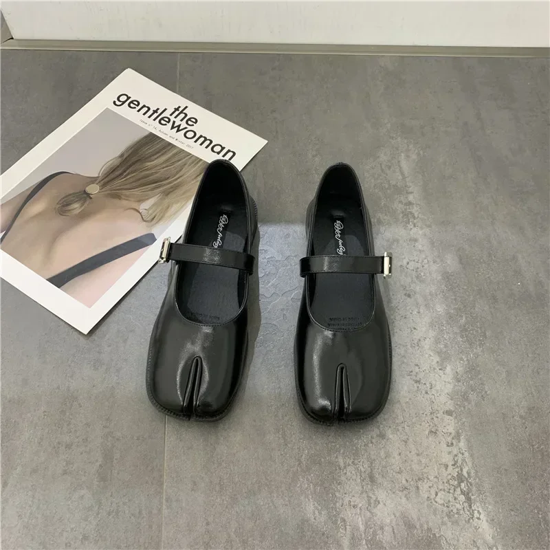 

Novelty Split Toe Flat Shoes Woman Quality Leather Mary Janes Japanese Style Trotters Flats Ankle Bele Tabi Ninja Loafers Women