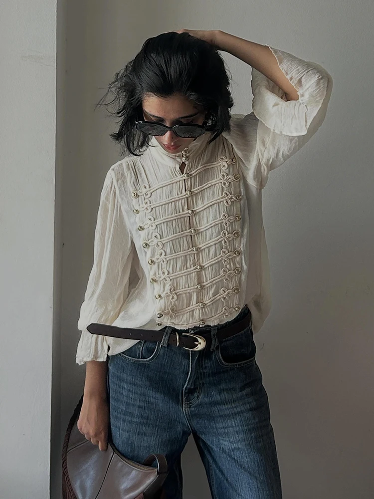 Trendige beige Bluse aus Crinkle-Stoff für Damen, locker geschnitten, mit Stehkragen, doppelten Metallknöpfen, Laternenärmeln, geeignet für Herbst, Dating und Pendeln. – Detail 2