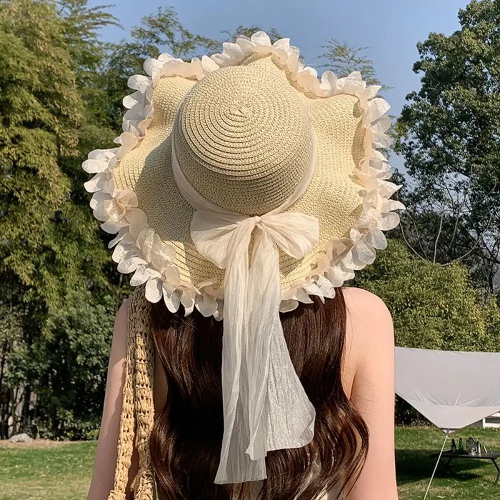 Eleganter Strohhut mit breiter Krempe und Netzschleife, atmungsaktiver Strandhut, gewellter Sonnenhut mit Blütenblattbesatz für den Sommer-Sonnenschutz