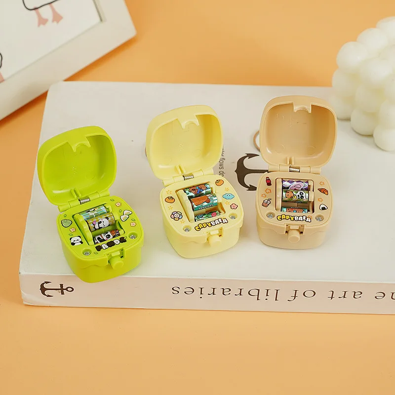 Mini macchina per adesivi creativi scatola a sorpresa giocattoli di decompressione portachiavi divertente macchina per adesivi rotanti ciondolo per zainetto regalo per ragazza