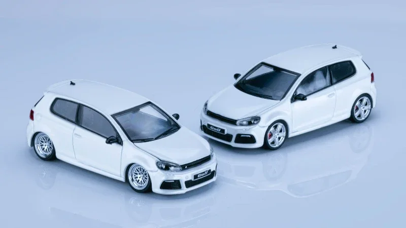 Maxwell 1:64 GOLF RMK6 Pearl White / Blue Die-Cast Car Model Collection Miniature