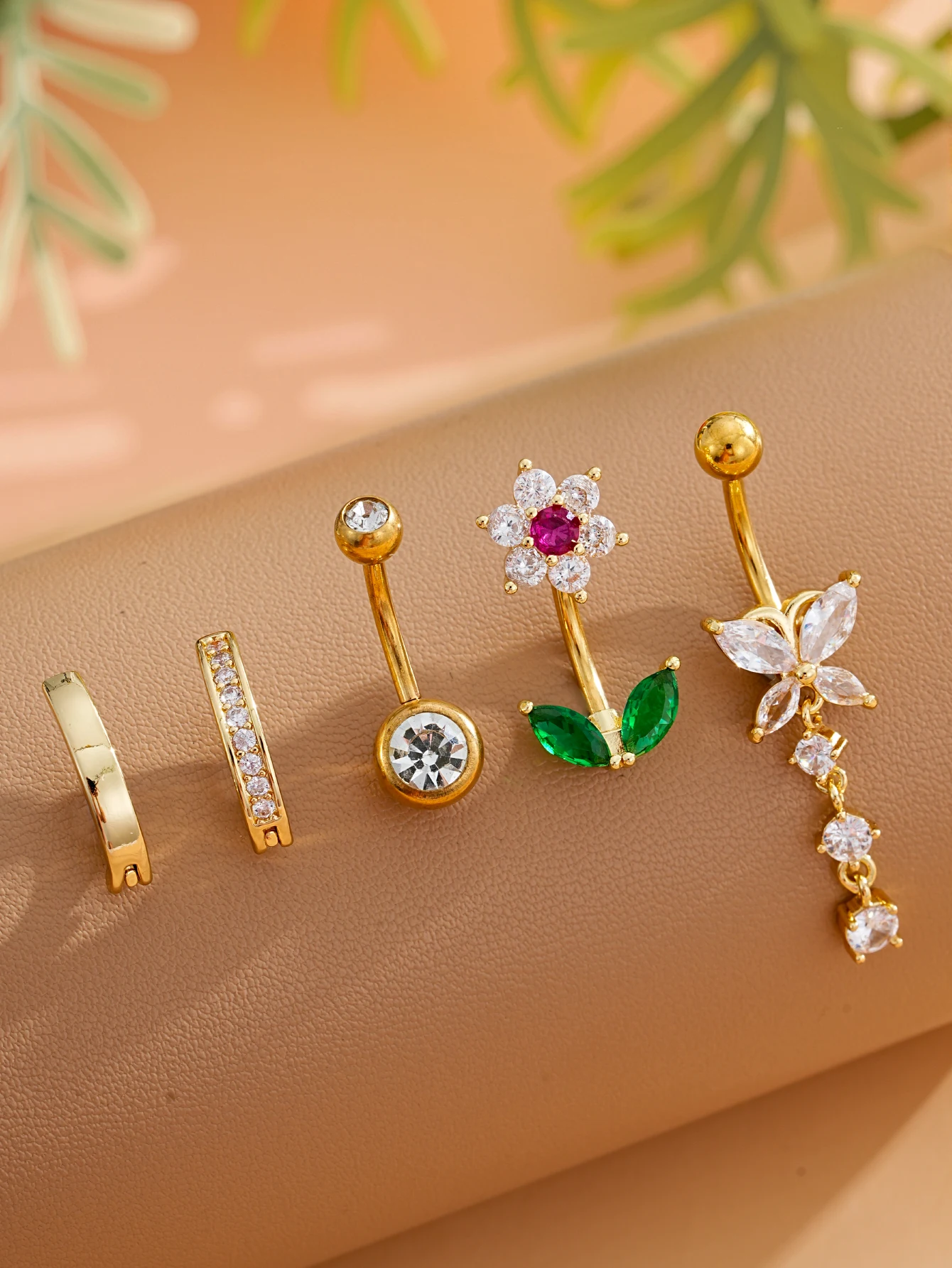 5-teiliges Set Goldfarbene Bauchnabelringe mit Herz- und Blumenanhängern, Edelstahl-Bauchpiercings mit Schleife, Gebogene Nombril-Ombligo-Ringe
