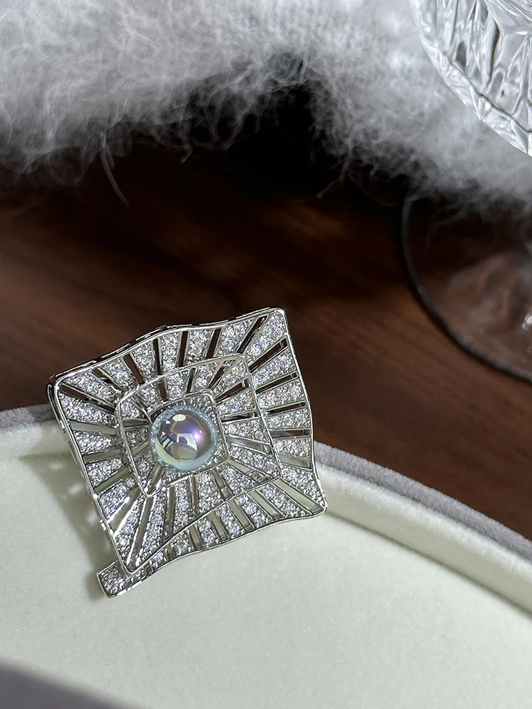 컬러 실버 그레이 진주 미로 기하학적 브로치 하이 엔드 절묘한 패션 핀 스웨터로 장식 된 하이 엔드 강한 빛