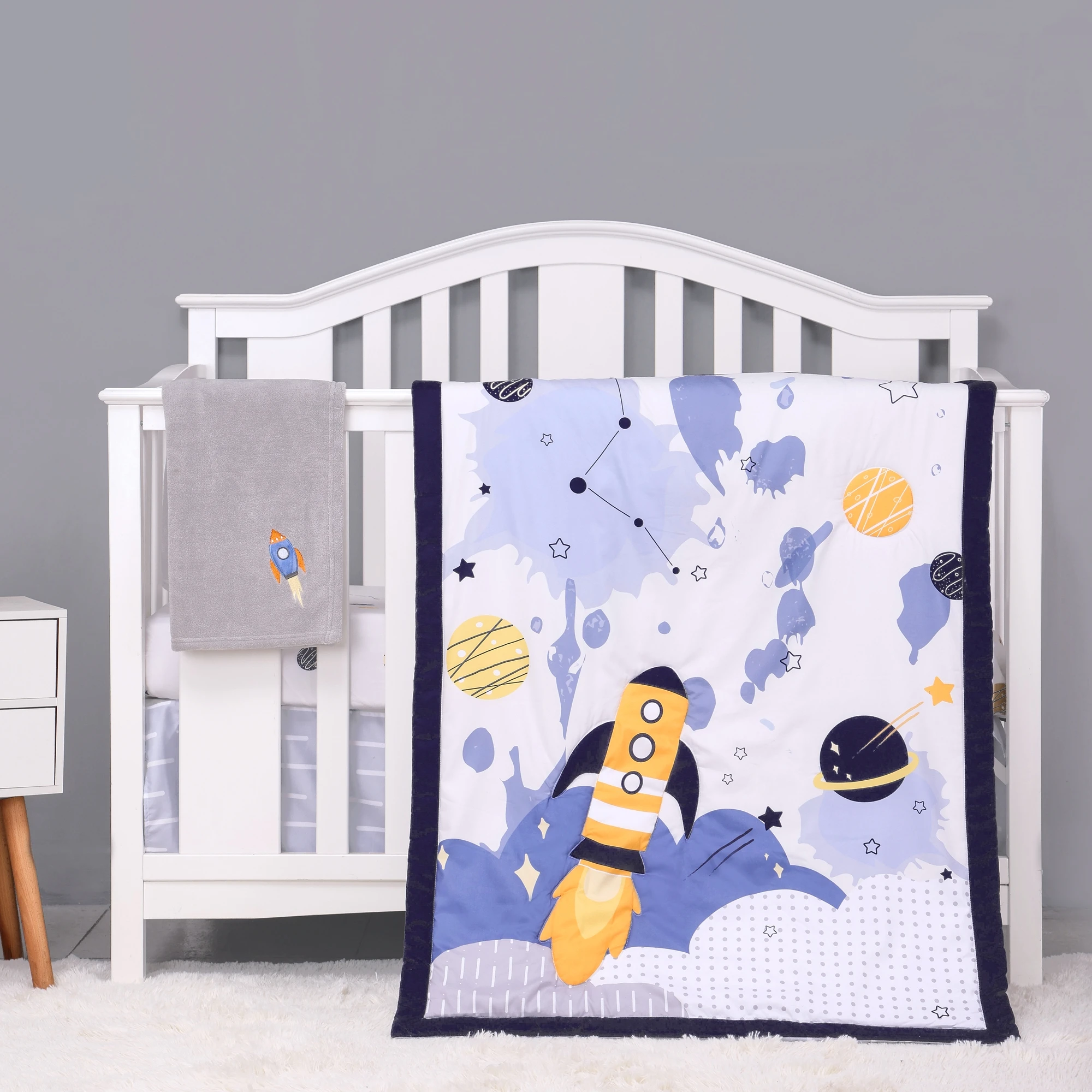 

4Pcs Rocket Theme Baby Crib Bedding Set Baby Nursery Bedding Set Breathable Soft (Comforter Fitted Sheet Crib Skirt Blanket)