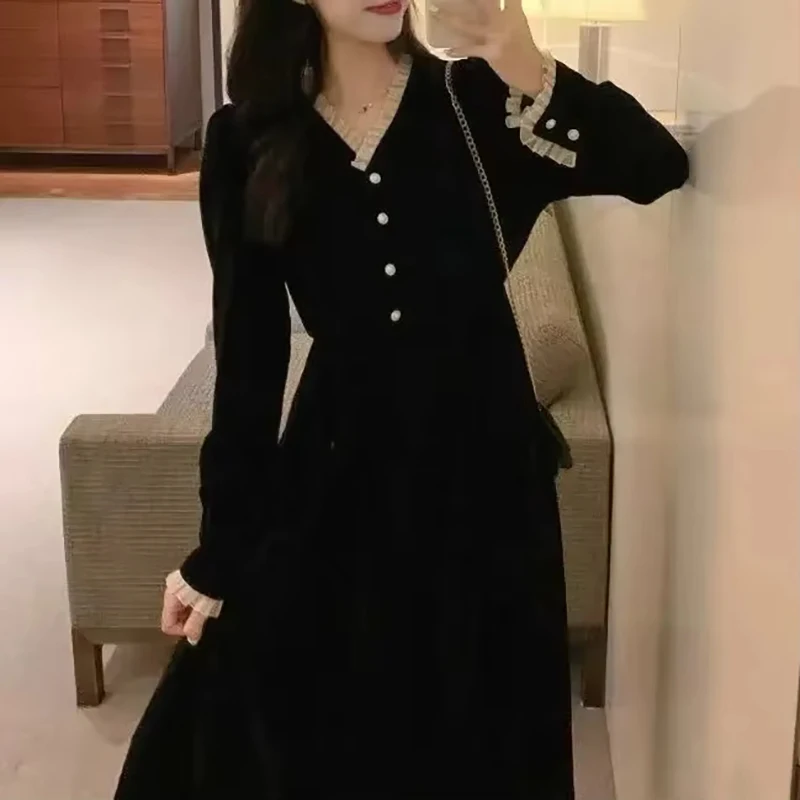 French Retro Dress with Hepburn Style Velvet V-Neck Niche Temperament Simple and Versatile Long Skirt