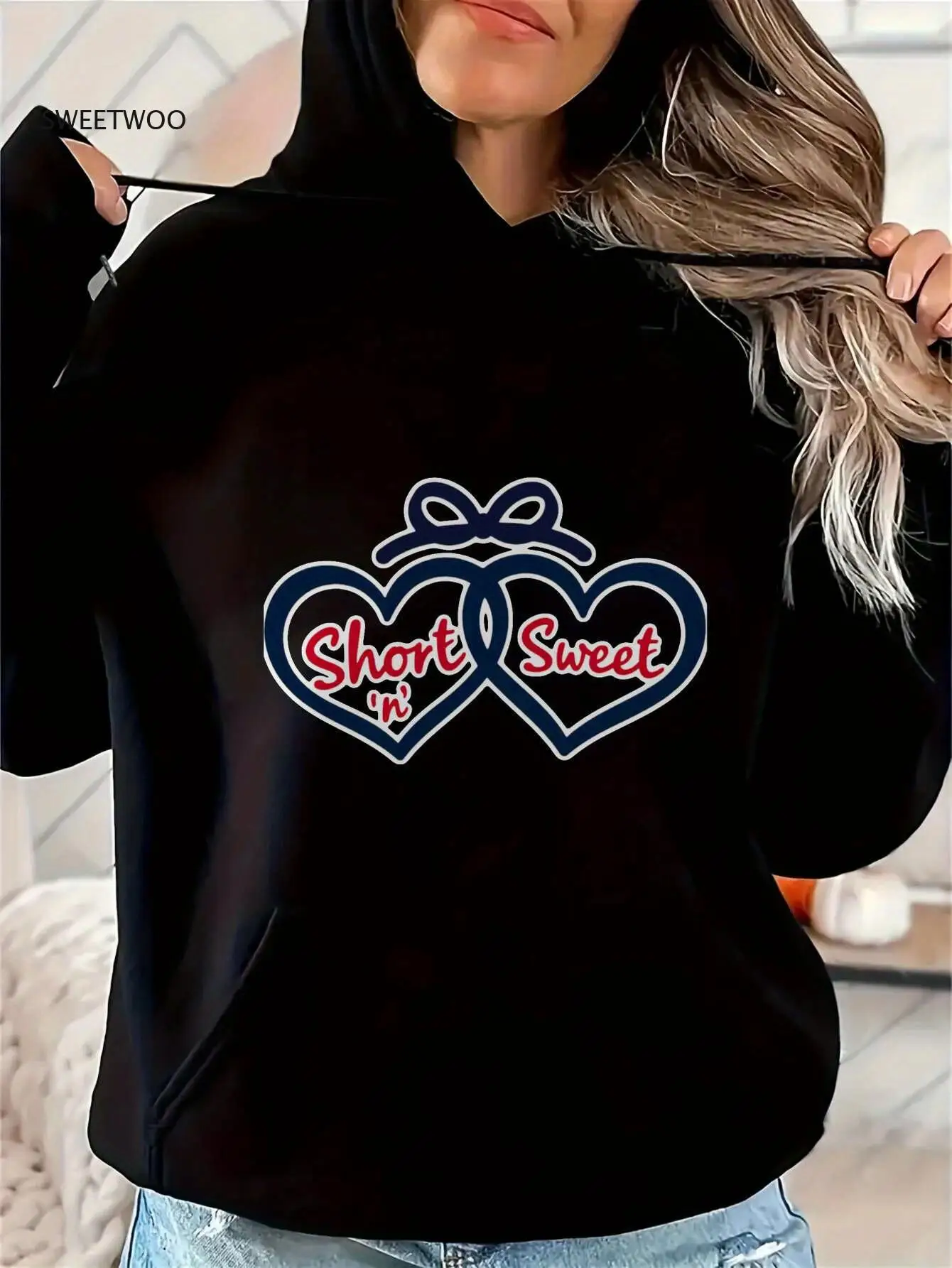 

Женская черная толстовка с сердечком и коротким милым принтом — регулируемый капюшон на шнурке, можно стирать в машине