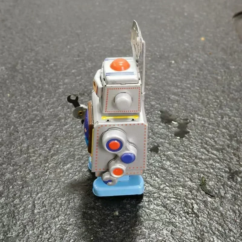 

Retro Classic collection The astronaut robots Clockwork Metal Walking Tin Mechanical birthday Wind up Toy ornaments gift