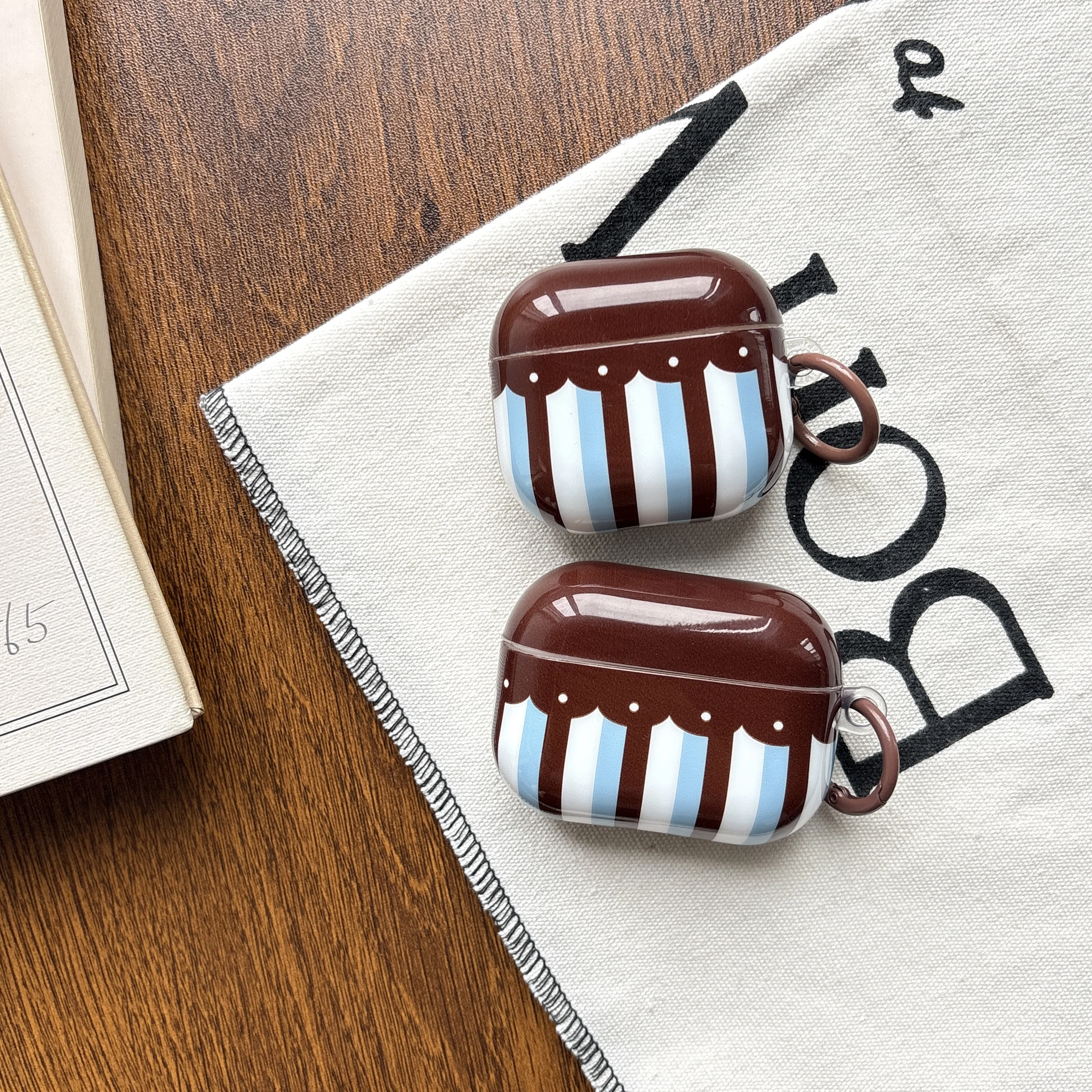 Étui AirPods Pro3 Pro2 1 2 3 4 Pro, motif de rideaux à pois rétro de couleur chocolat, étui de protection brillant pour écouteurs