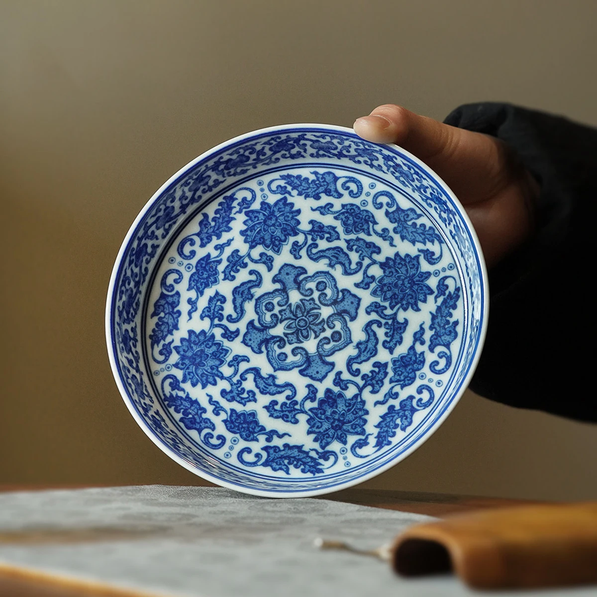 Jingdezhen Handmade Hhand-painted Blue And White Chinese-style Ceramic Pot Holder With Intertwined Lotus Pattern Tray