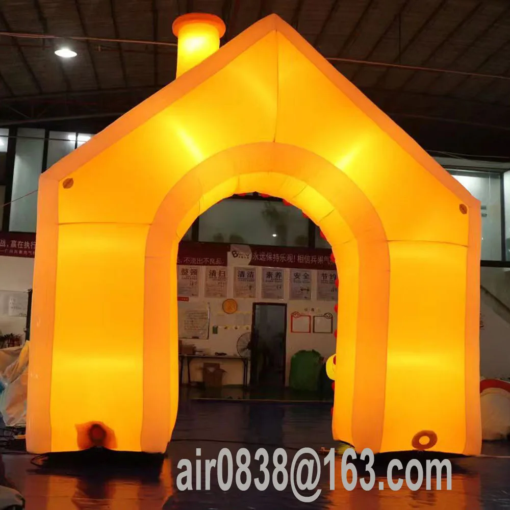 Arco gonfiabile illuminato della casa di pan di zenzero con arco gonfiabile di Natale del bastoncino di zucchero per la decorazione della festa di Natale della scena all'aperto