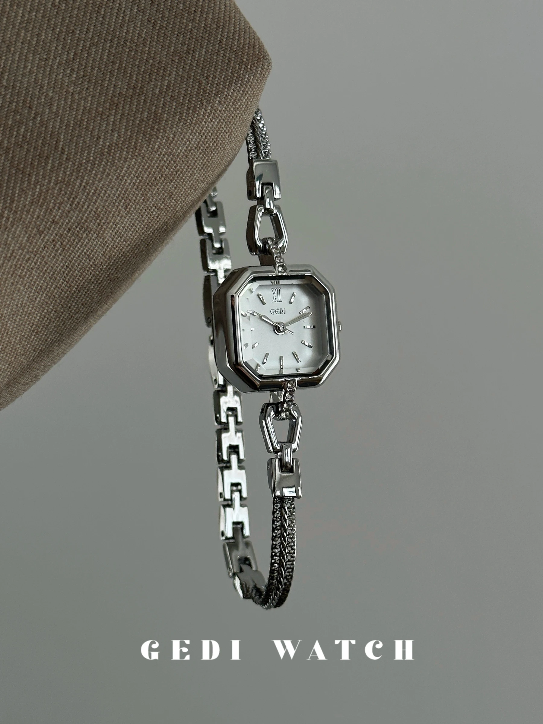 مجموعة مميزة من الساعات: متعددة الاستخدامات، تصميم فاخر خفيف، ساعة نسائية مربعة، طراز جديد 2026، ساعة سوار متعددة الاستخدامات