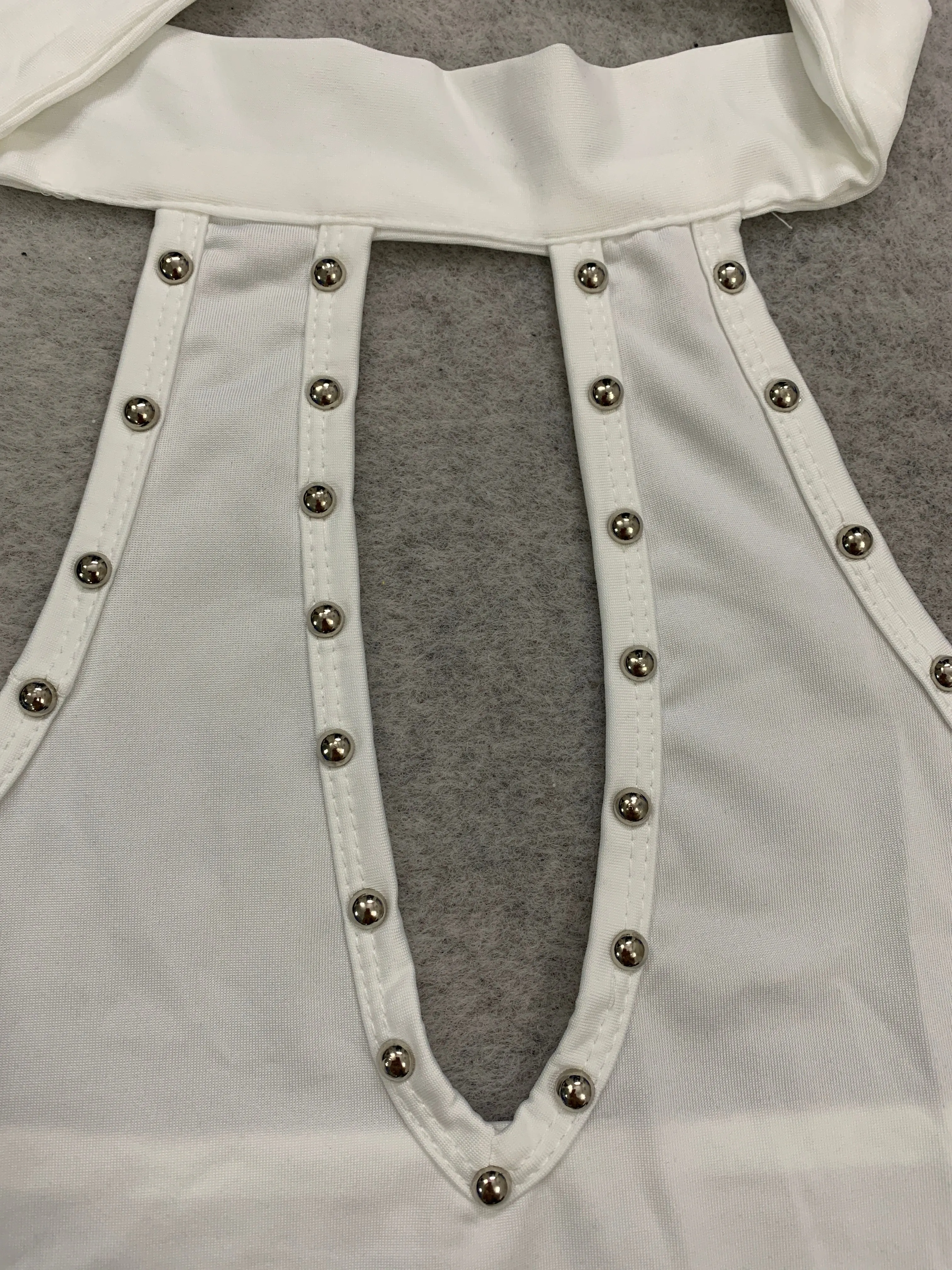 Subkultur-Punk-Stil, Nieten-Design, hängender Hals, rückenfreies, kurzes, hohles, ärmelloses, schmales, heißes Mädchen-Sling-Top. – Detail 18