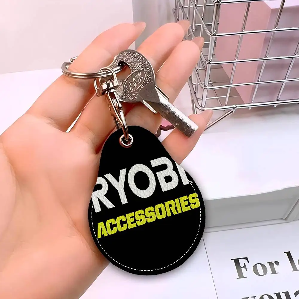Brelok z logo marki Ryobi, etui na karty dostępu, zawieszka do kluczy, skórzany brelok na karty, breloczek do kluczy, brelok do zamków drzwiowych, identyfikatory dostępu.