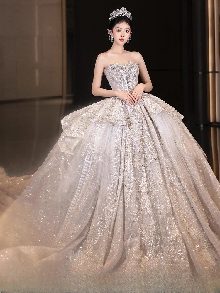 

A new strapless luxurious heavy-duty white main tulle dress with large tail