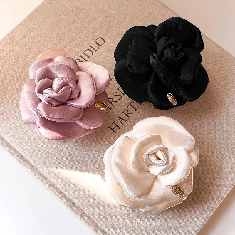 presilha-de-cabelo-feminina-nova-2026-com-flor-de-cetim-rosa-acessorio-de-cabelo-elegante-para-a-parte-de-tras-da-cabeca-grampo-de-cabelo-moderno-e-decorativo