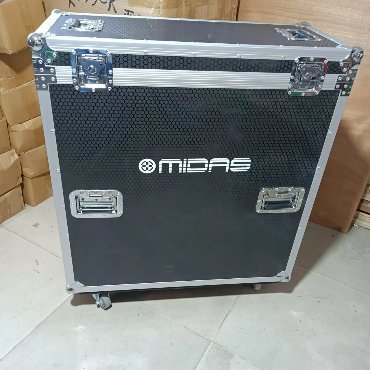 

MIDAS Venice F-24 24-channel Analogue Mixing Console Air Case, Sturdy and Durable, Suitable for Stage Equipment
