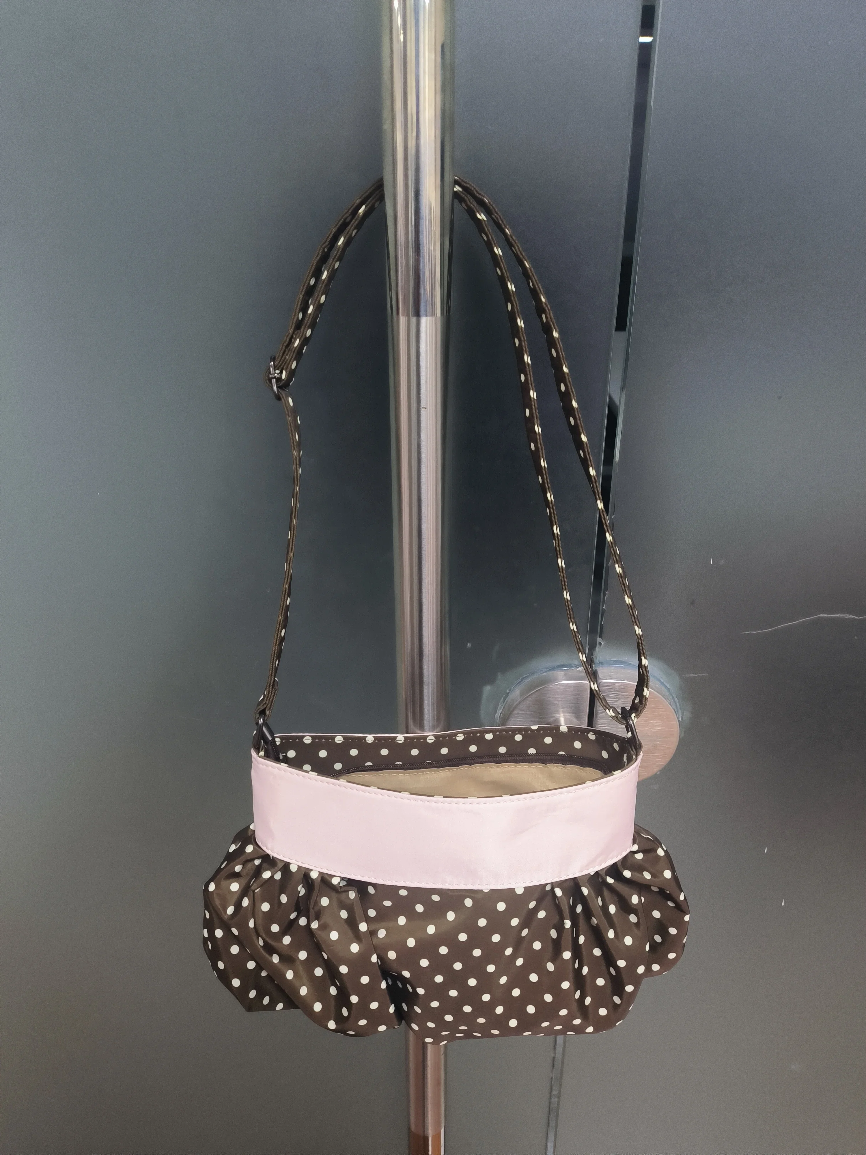 Koreanische Umhängetasche mit Polka Dots, große Tragetasche mit plissiertem Design und Holzknopf-Dekor, niedliche lässige Handtasche für Mädchen – Detail 2