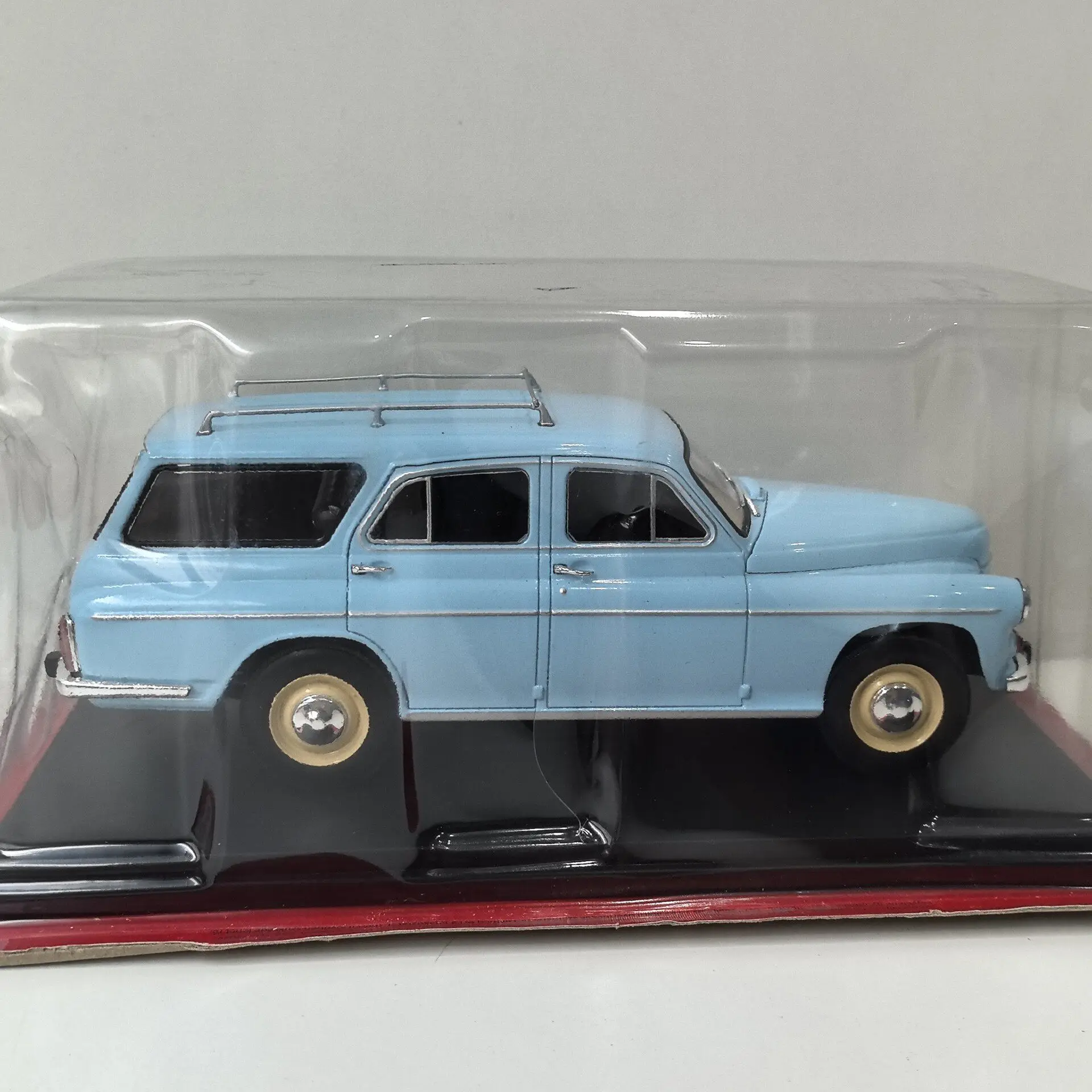 There Is Small Dust on The Car Body Diecast IXO 1/24 Scale FSO WARSZAWA 223 KOMBI 1965 Alloy Car Model view 5