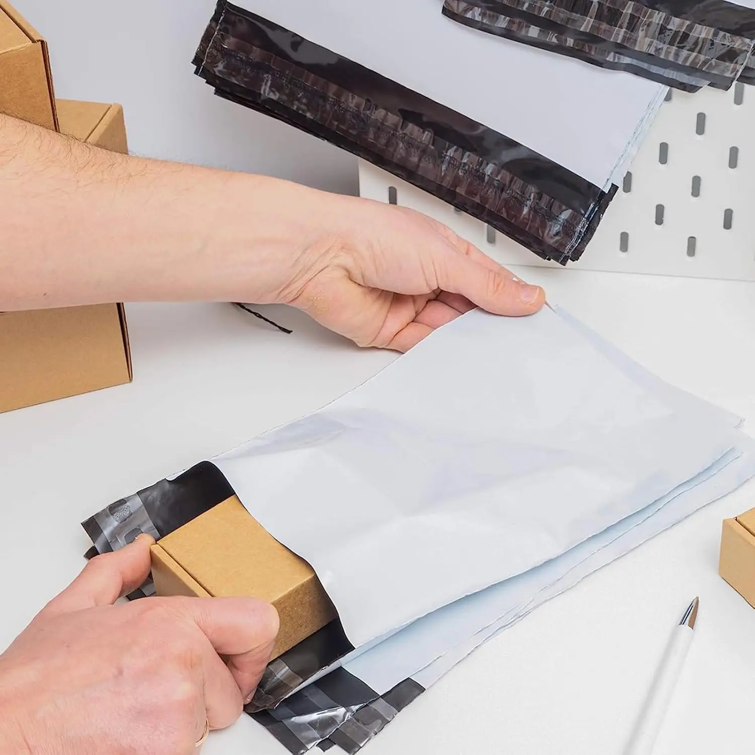 Self Seal Shipping Bags Portable Poly Mailers Strong Adhesive Packing Mailing Envelopes Bag Waterproof Packaging Mailing Bags view 5