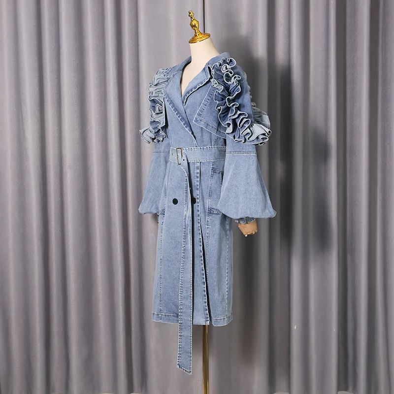 Jesienno-zimowa damska stylowa i modna kurtka jeansowa o luźnym kroju, spersonalizowany płaszcz typu trencz, modna odzież wierzchnia.