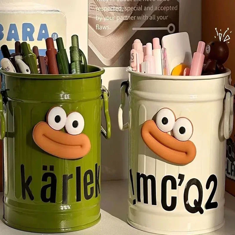 يحتوي حامل القلم على مستوى عالٍ من المظهر شخصية كرتونية ومناسبة لمكاتب ومكاتب الطلاب