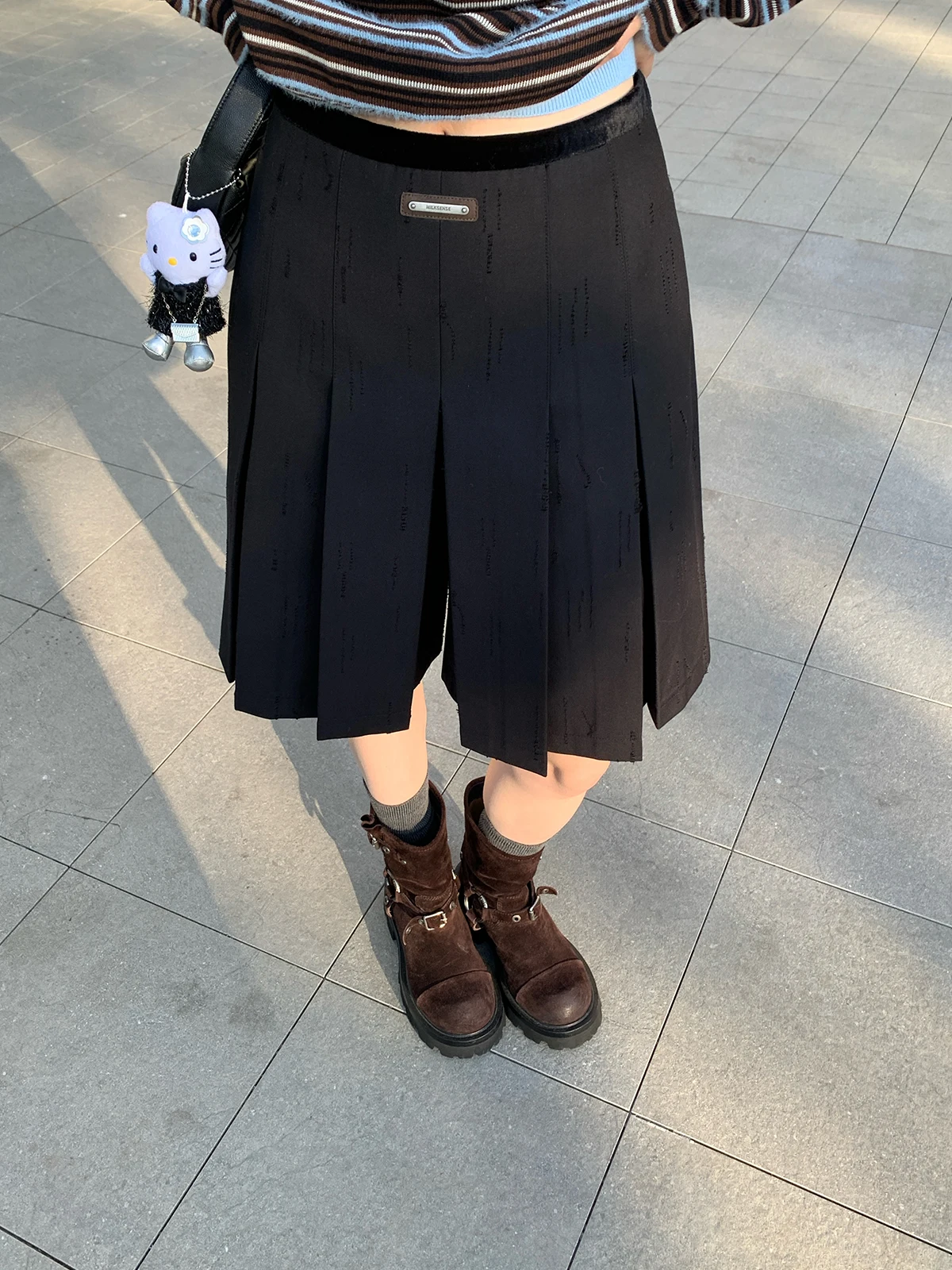 

Faionable Velvet Plaid Skirt Pants Miu Waist Design Front Skirt Ba Pants Floral Cutout Suit Skirt Pants Ultra Slimming