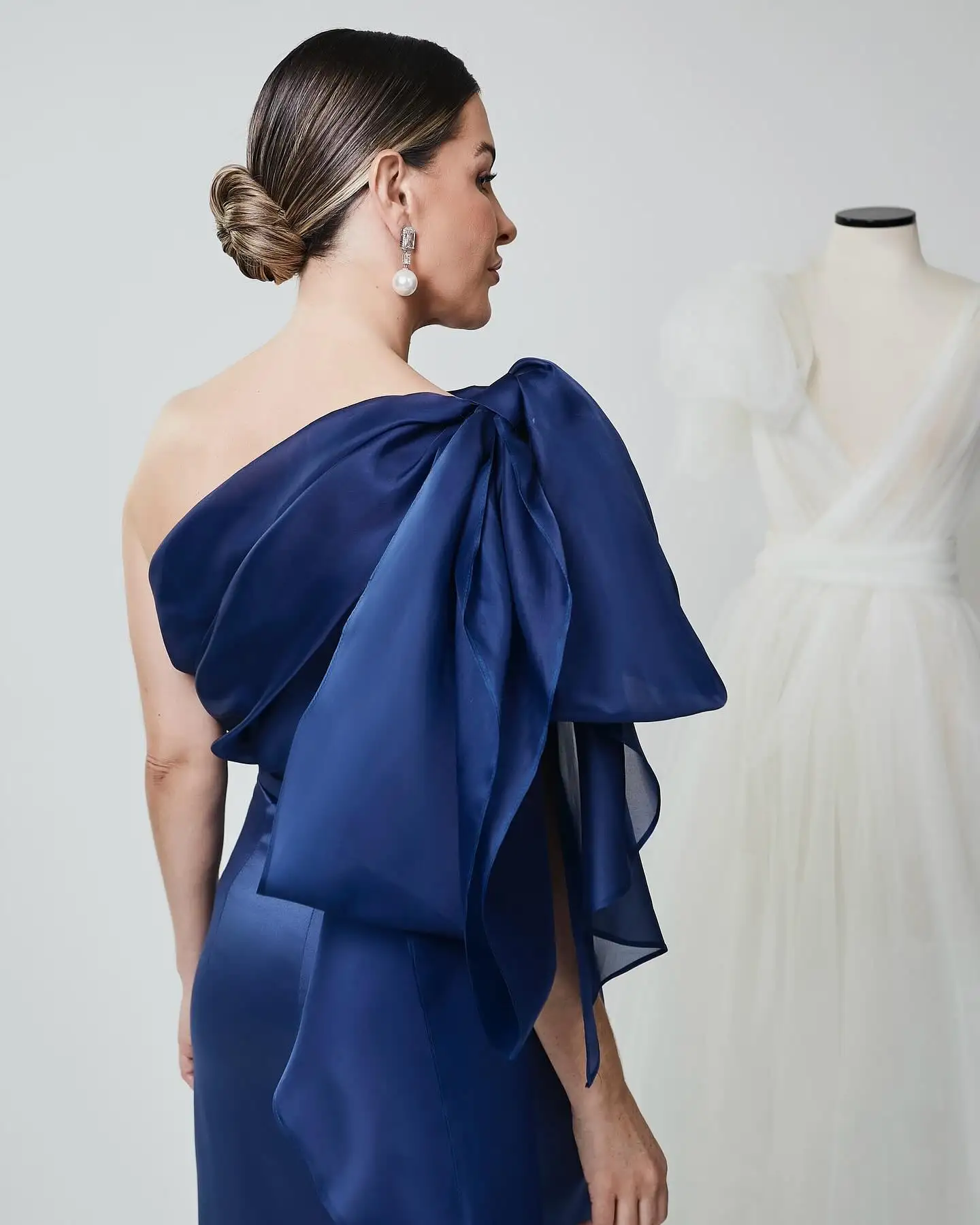 カスタマイズされたセクシーなサテンストレートワンショルダー 3D リボンイブニングドレス高品質足首丈 فستان سهرة نسائي