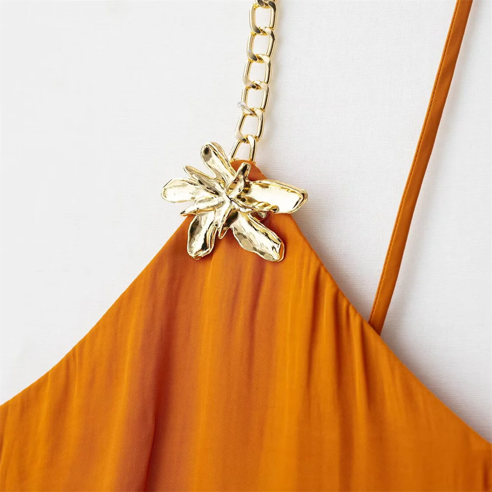 女性のメタルアクセサリーシルクサテンの質感背中の開いたルーズミディドレス V ネックノースリーブ秋の新しい休暇スタイルのドレス