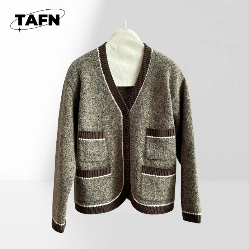 

Women's 2025 Retro Cashmere Cardigan – Elegant Design for Casual Comfort Cozy and Elegant for Casual Outings AK0506