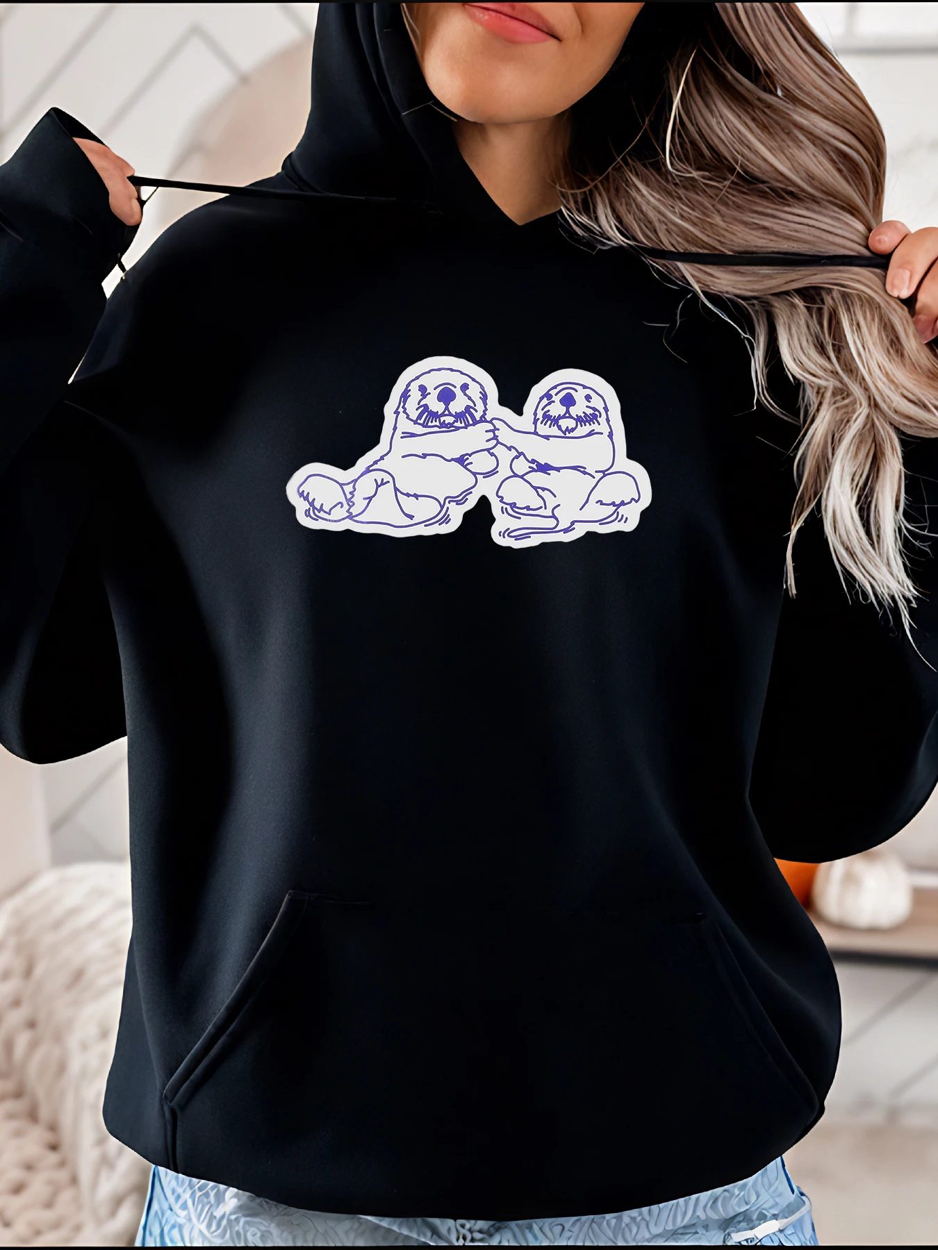 

Толстовка с милой выдрой для пары, черная женская повседневная толстовка с мультяшным принтом, модная одежда 280