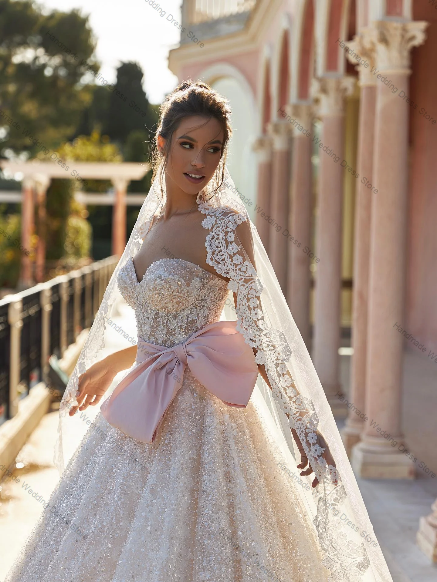 Abito da sposa glitterato con fiocco in cristallo lucido, sexy, con scollo a cuore, senza maniche, linea ad A, abito da sposa personalizzato con lacci sul retro, abito lungo da chiesa