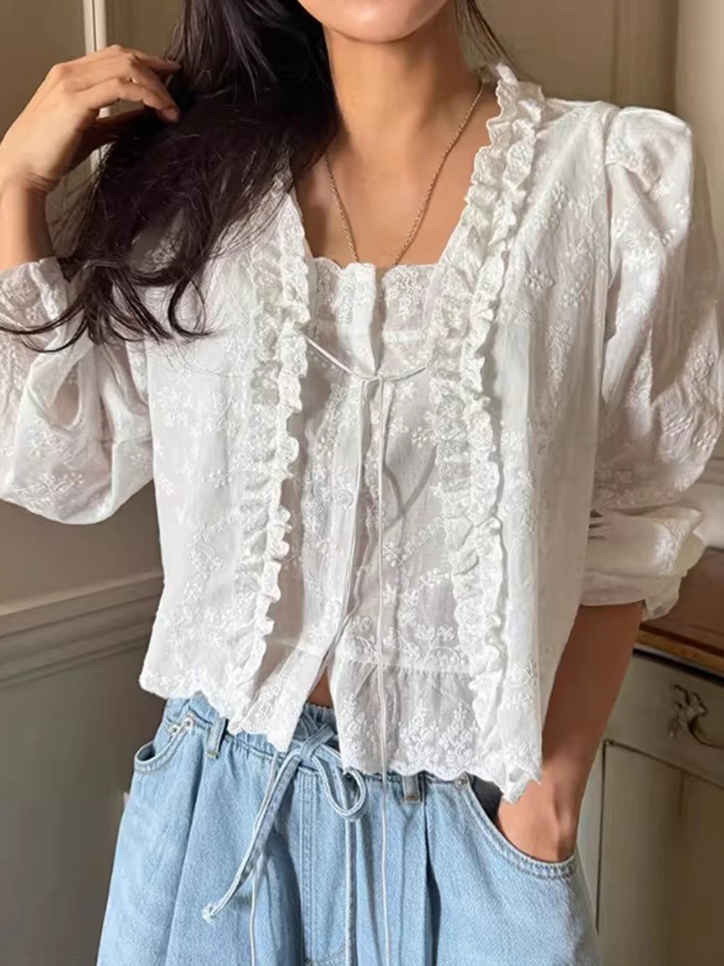 

Sweet Youthful Summer New Style Women's Long Sleeve Shirt Embroidered Lace Wood Grain Decoration Fake Two-Piece Top