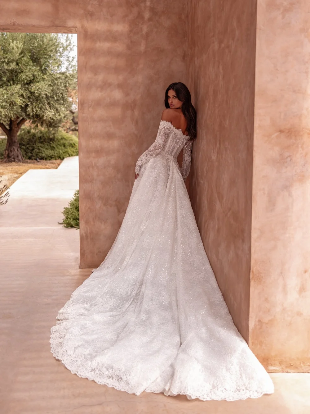 فستان زفاف فاخر مطرز بالدانتيل بدون أكتاف على شكل حرف a بطول الأرض فستان زفاف مخصص فساتين أنيقة للعروس