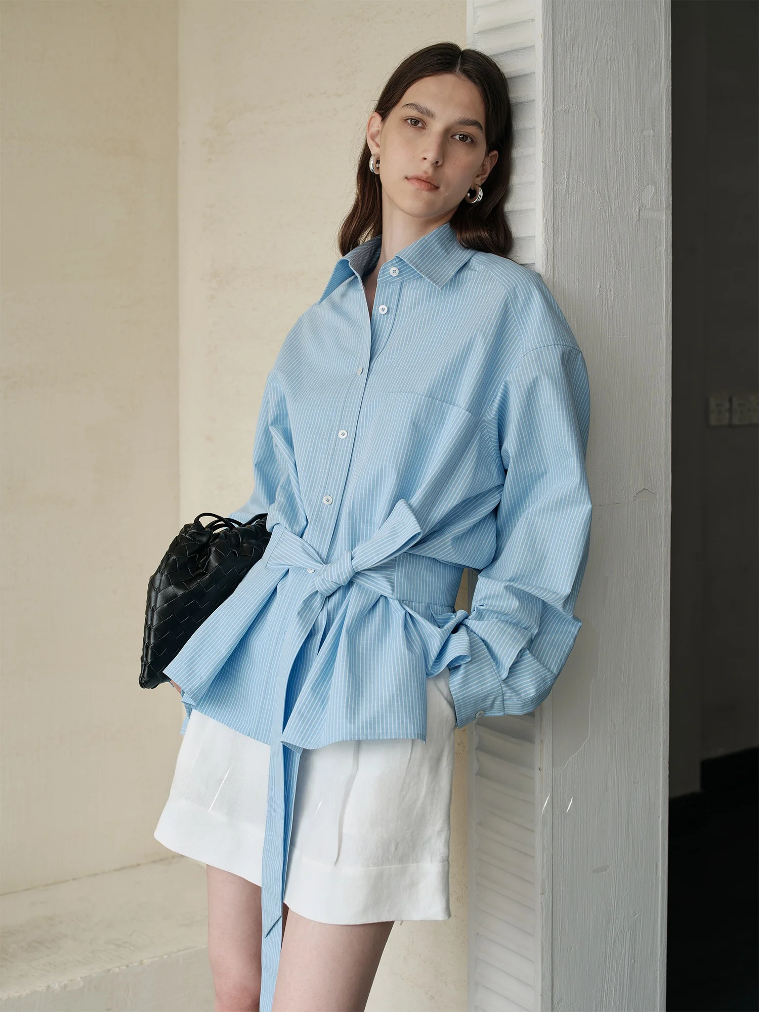 

Удобная женская рубашка с эффектом хлопка, с поясом, в полоску, с воротником, с длинными рукавами, подчеркивающая талию