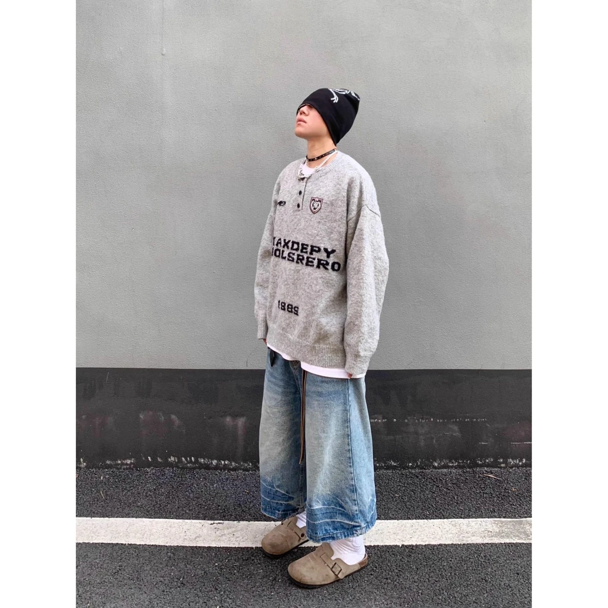 سترة سميكة رمادية بياقة على شكل V مع تطريز حروف، بأسلوب أمريكي عتيق للرجال والنساء، معطف محبوك بأسلوب كاجوال للأزواج #5